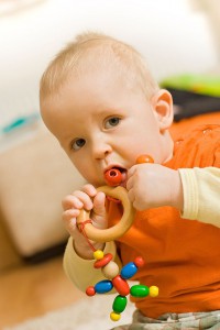 Spielzeug für Babys und Kleinkinder muss speichelfest und schadstoffrei sein - das garantiert zum Beispiel das GS-Siegel vom TüV. Foto: djd/windeltorte-exclusive.de/thx